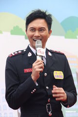 组图：张智霖消防制服助阵节目乘云梯出场