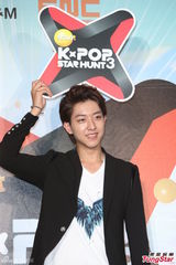 组图：CNBLUE李正信帅气赴台 玩快闪歌迷失望