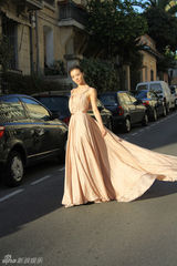 组图：齐溪戛纳浪漫街拍 素雅长裙展东方美