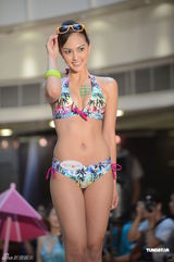 组图：Jessica C比基尼秀美胸俏臀 自曝找到新对象