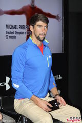 组图：菲尔普斯蓄须现身上海 与粉丝频繁互动