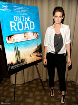 组图：斯图尔特烟熏妆亮相《在路上》纽约放映