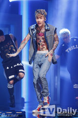 组图：AfterSchool大跳钢管舞 EXO变身狼少年