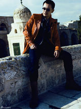 黄海波以色列拍写真 头顶烈日戴墨镜上阵