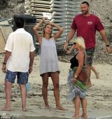 组图：曝超模海蒂-克鲁姆与保镖海滩亲密疑有新恋情