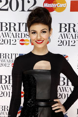 高清图：维多利亚-嘉丝蒂黑色短裙亮相身材窈窕