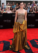 高组图：《哈7下》纽约首映 艾玛低胸礼服亮相