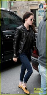 组图：暮光女星克里斯汀巴黎街拍 皮衣墨镜酷劲十足