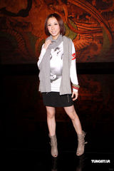 幻灯图：林保怡为《敦煌》录影 做主持美女环绕 