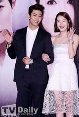 组图：2PM泽演苏怡贤新剧发布亲密黑白配