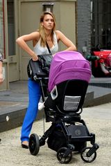 组图：杰西卡-阿尔芭携子出游 弯腰不慎春光乍现