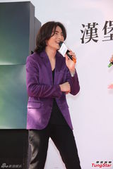 组图：萧敬腾帮擦保养品粉丝乐翻