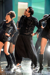 组图：鸟叔获新媒体奖 压轴表演大秀骑马舞