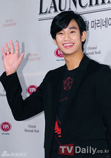 组图：韩星金秀贤参加活动 黑西装尽显绅士风度