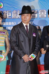 组图：黎耀祥唐诗咏《神探高伦布》复古亮相