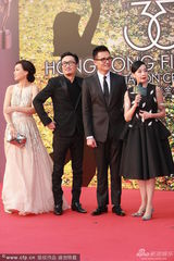 组图：毛舜筠羽毛裙俏皮 笑挽帅气眼镜男林家栋