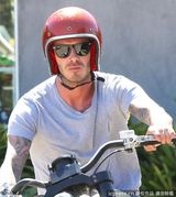 贝克汉姆化身机车男帅气十足 为女儿采购童装(图)