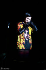 组图：李宇春青岛个唱劲歌热舞表情卖萌