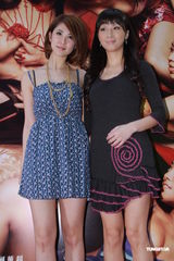 组图：肉蒲团宣传周防雪子胸夹纸巾 蓝燕萧定一和解 