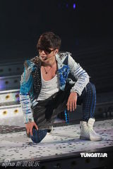 组图：罗志祥“舞法舞天”落幕 吴君如踩高跟鞋助阵