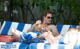 组图：哈里王子分手快乐 泳池潜伏偷看美女裙底