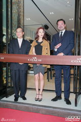 组图：宋智孝亮相展笑容 拒送绯闻男友圣诞礼物