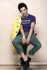 组图：张晓龙俏皮写真玩转色彩时尚