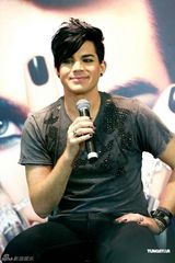 组图：美偶歌手兰伯特香港将开唱 入乡随俗穿唐装