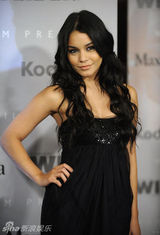 幻灯图集：安妮斯顿性感黑装亮相 肩头惊现神秘手