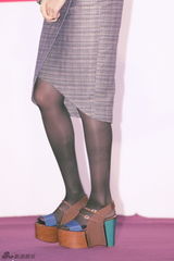 组图：《最爱》香港宣传 章子怡复古造型抢眼