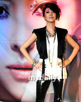 组图：韩歌手金宛善复出乐坛 43岁美丽年轻依旧