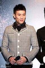 组图：Big4持枪宣传演唱会 张卫健牺牲夫妻生活