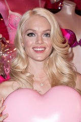 高清组图：三大内衣超模银色裙装比美搔首弄姿