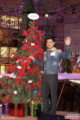 组图：郭富城享受秀肌肉 单身圣诞节与妈妈度过