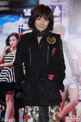 组图：陈奂仁助阵电影首映 何佩瑜不秀性感