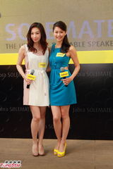 组图：岑丽香贾晓晨携手亮相 笑谈《江南style》