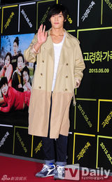 组图：宋茜允儿捧场韩片《高龄化家族》VIP试映