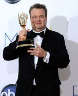 组图：艾美奖后台 艾瑞克-斯通斯崔特捧奖杯意气风发