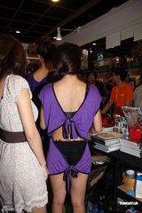 组图：黄榕开胸裙现身书展 Donut成员抢镜不过