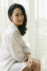 组图：刘奕丹白衫性感写真 香肩微露秀曼妙曲线