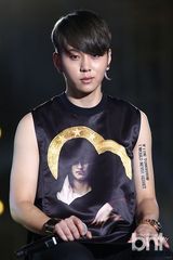 组图：BEAST举行新专辑见面会 帅气热舞