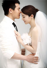 组图：高云翔董璇甜蜜婚纱写真曝光 