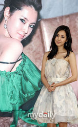 幻灯图集：韩星韩彩雅宣传写真集 黑白裙性感上阵