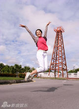 组图：周毅海边拍时尚大片 优雅转身展异域魅力