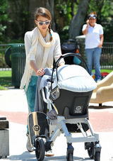 组图：杰西卡-阿尔芭全家野餐 女儿勾脖倒地表情囧