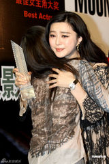 组图：范冰冰庆功宴洒热泪 现场大方派送拥抱