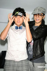 幻灯：黄靖伦专辑首周夺冠 罗志祥拿恐怖箱站台