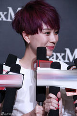 组图：海清紫发亮相品牌周年庆  流利英文与高层热聊