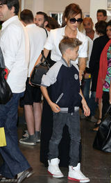 组图：维多利亚带儿子游玩 小潮男星样十足