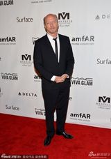 组图：阿德里安亮相晚宴 斯万克蕾丝礼服惊艳